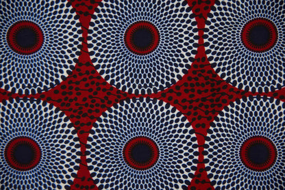 Détail du tissu wax motif Disque rouge foncé bleu nuit et blanc