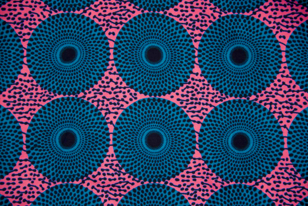Détail du tissu wax motif Disque rose et bleu 
