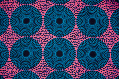 Détail du tissu wax motif Disque rose et bleu 