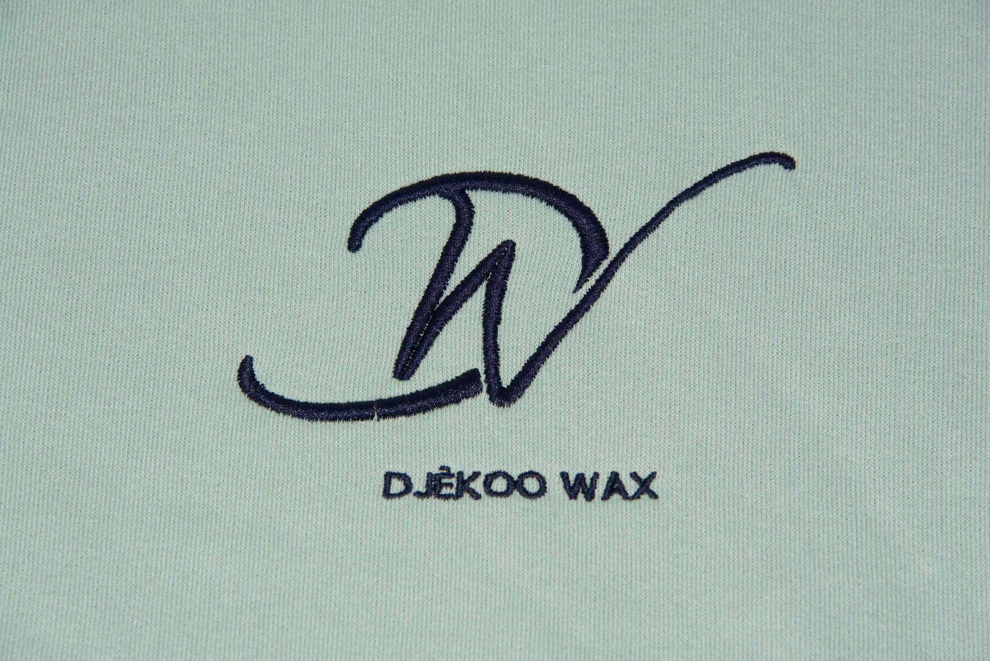 Logo brodé Djêkoo Wax sur sweat à capuche bio femme vert sauge en wax véritable