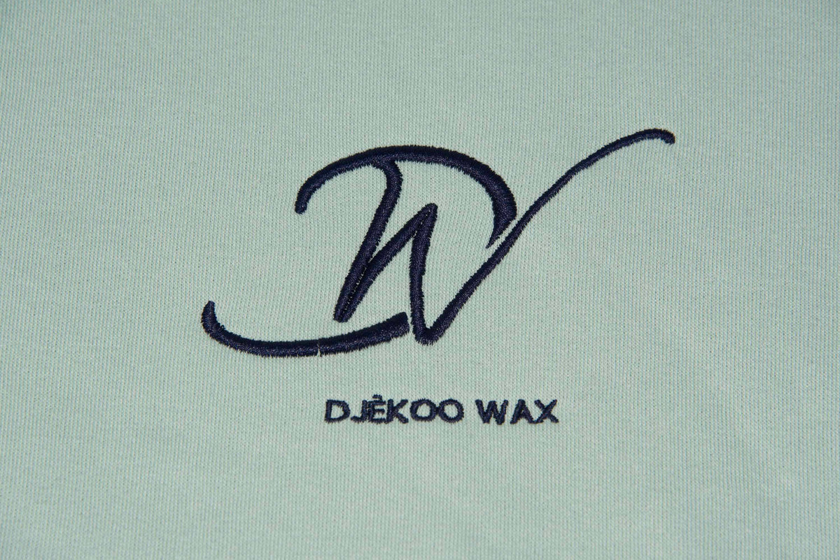 Logo brodé Djêkoo Wax sur sweat à capuche bio femme vert sauge en wax véritable