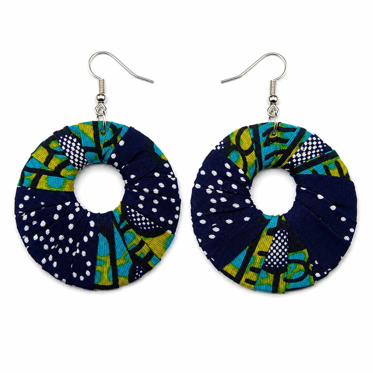 Paire de boucles d'oreilles artisanales en tissu wax africain, forme cercle ajouré, motif multicolore marine profond, turquoise, vert anis et pois blancs — vue produit
