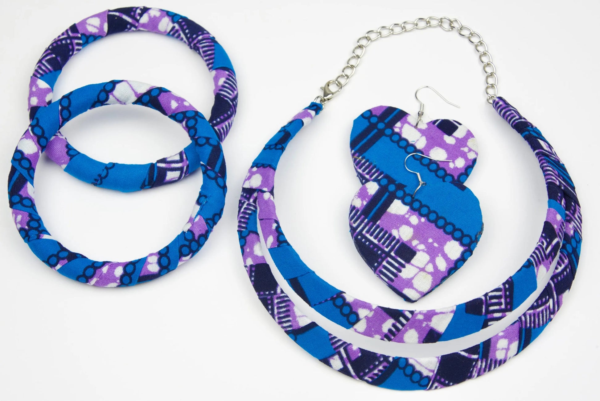 Parure bijoux wax ras de cou bleu violet blanc - collier 2 bracelets boucles cœur - tissu recyclé artisanal