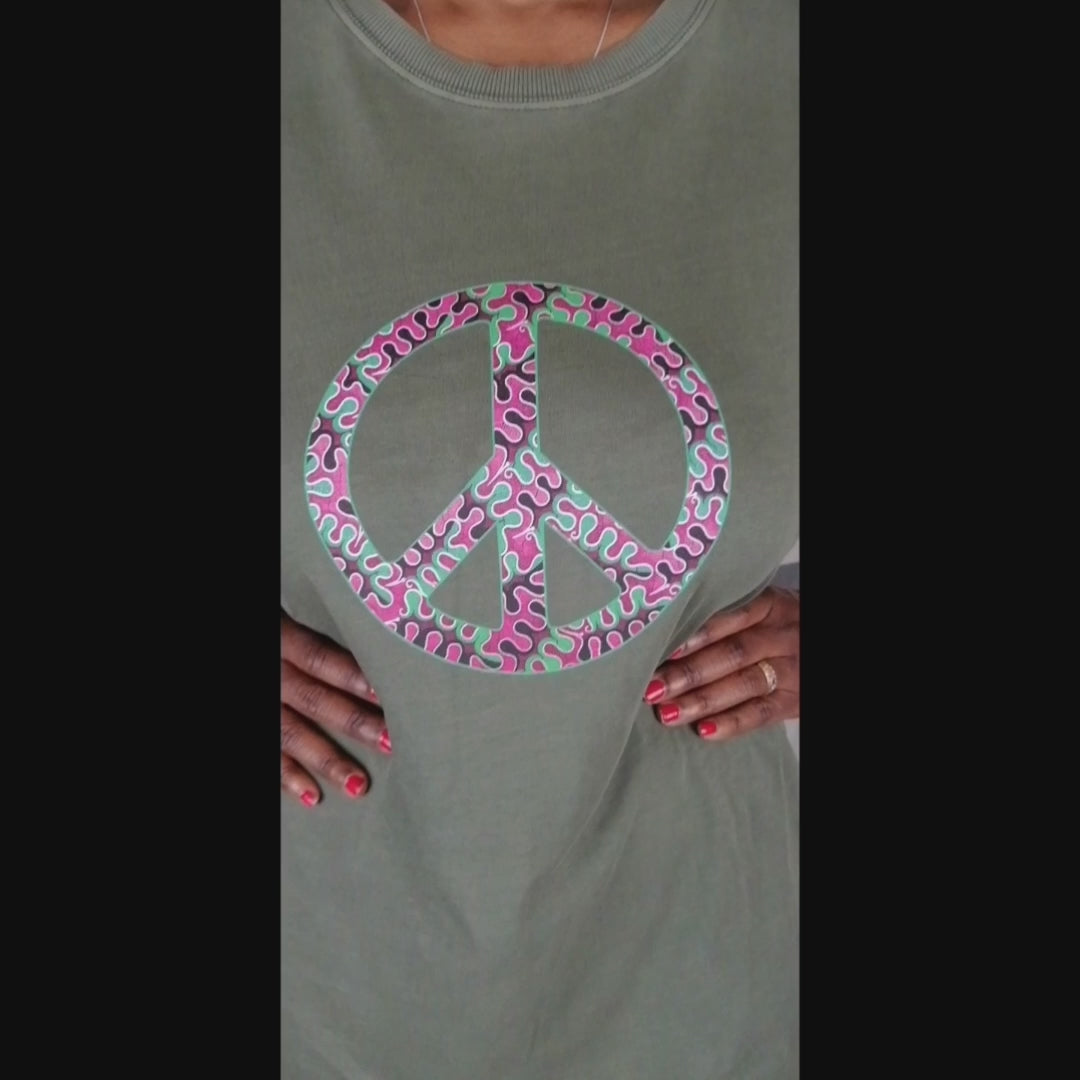 Robe T-shirt Kaki 100 % coton bio avec logo peace & love imprimé rose vert noir designe wax - djekoowax.com