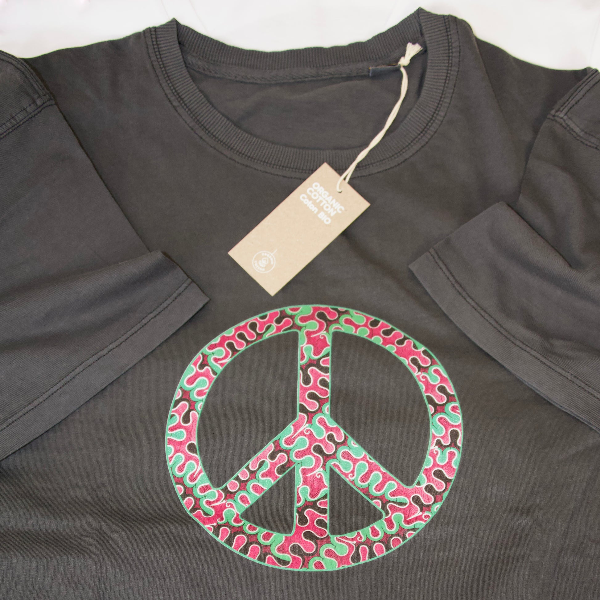 Vue produit robe t-shirt oversize gris anthracite en coton bio avec grand symbole Peace & Love en tissu wax rose fuchsia et vert menthe - Djêkoo Wax