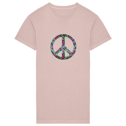 Robe t-shirt oversize rose pétale à plat en coton bio avec symbole Peace & Love rempli de motifs wax rose fuchsia et vert menthe - Vêtement éco-responsable
