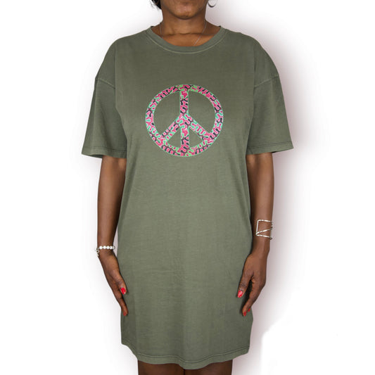 Femme portant une robe T-shirt kaki en coton bio avec motif wax Peace & Love