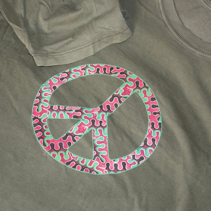 Gros plan du motif wax Peace & Love sur robe T-shirt kaki en coton bio
