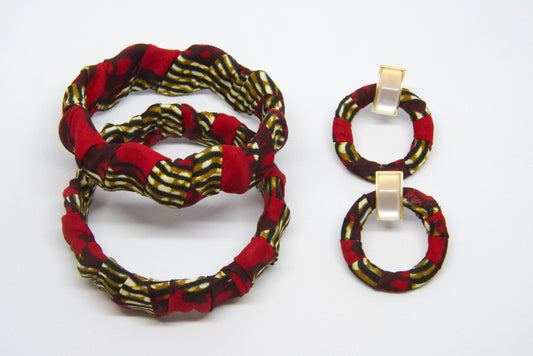 Set de bijoux artisanaux en tissu wax rouge bordeaux à motifs rayures diagonales doré kaki et noir comprenant deux bracelets torsadés rigides et une paire de boucles d'oreilles créoles rondes avec clip rectangulaire doré nacré - Bijoux africains Djêkoo Wax

