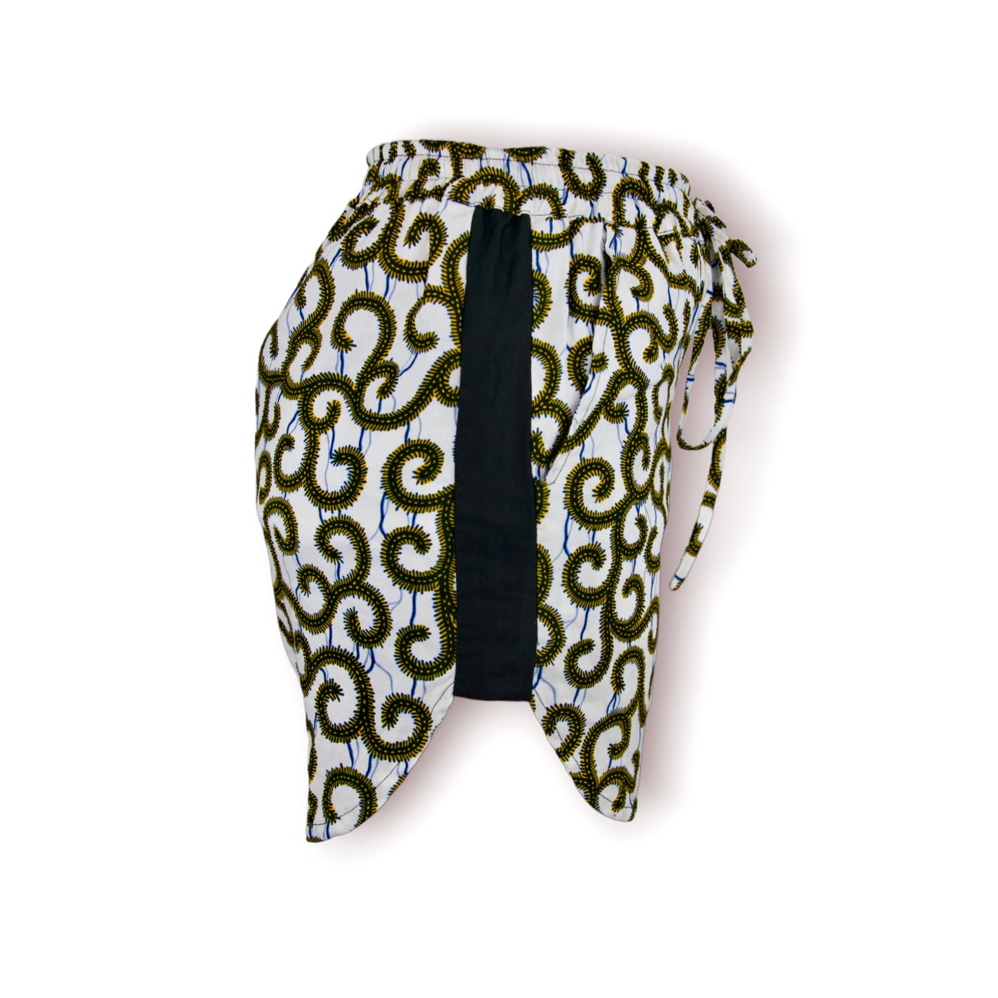 Détail short femme en tissu wax blanc cassé à motifs spirales noir et jaune  montrant l'ouverture portefeuille avec doublure noire et nœud latéral de ceinture élastique - Mode africaine Djêkoo Wax

