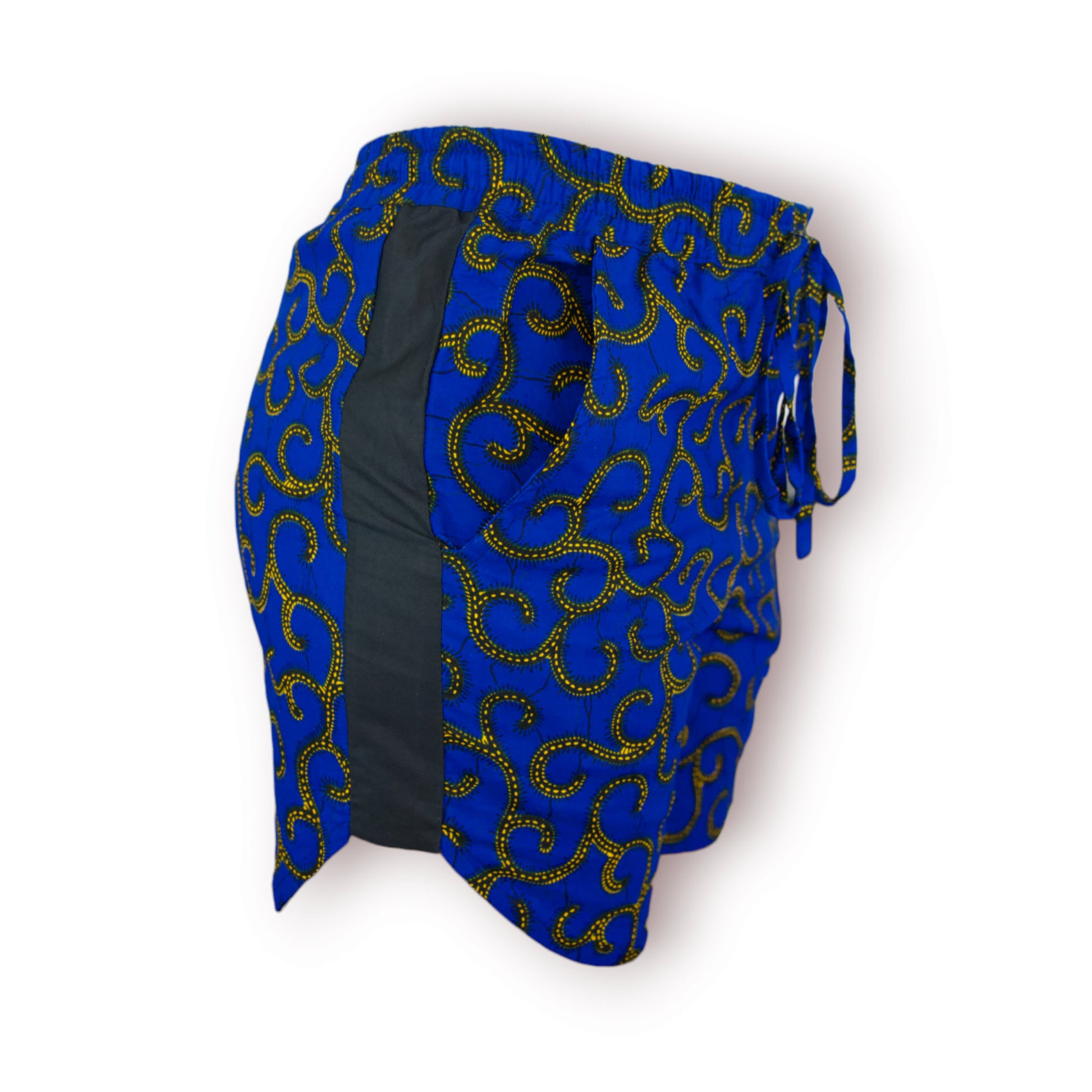 Détail short femme en tissu wax bleu royal à motifs arabesques jaune doré montrant l'ouverture portefeuille avec bande noire centrale et nœud latéral de ceinture élastique bleu - Mode africaine premium Djêkoo Wax
