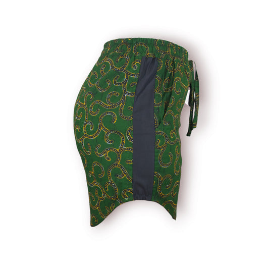 Détail short femme en tissu wax vert forêt à motifs spirales jaune et noir montrant l'ouverture portefeuille avec bande noire centrale et nœud latéral de ceinture élastique - Mode africaine premium Djêkoo Wax

