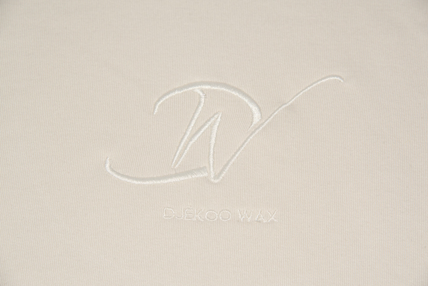 Broderie 10cm x 10cm beige du Logo Djêkoo Wax sur le devant du sweat à capuche