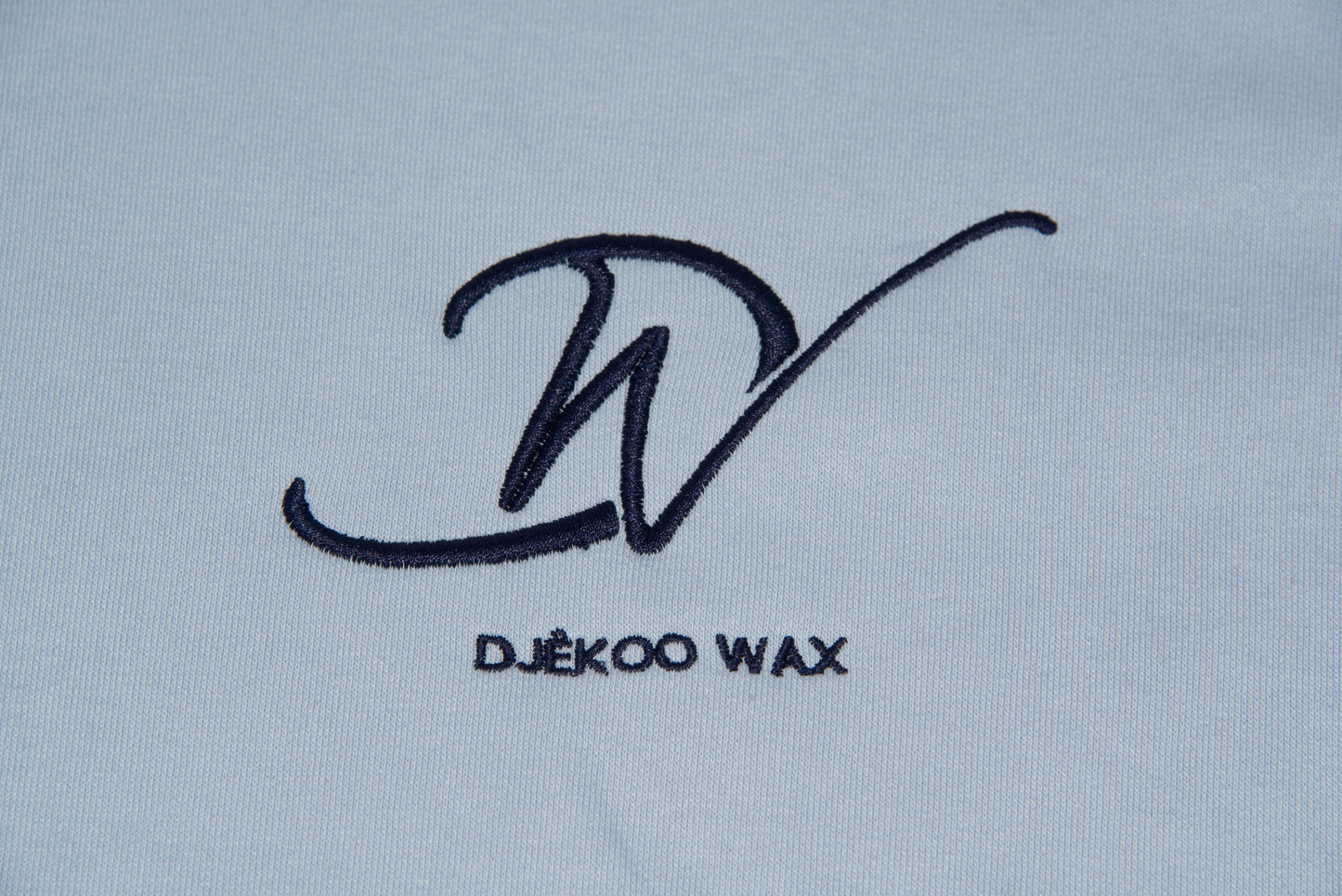 Broderie 10cm x 10cm bleu foncé du Logo Djêkoo Wax sur le devant du sweat à capuche