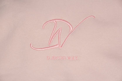 Broderie 10cm x 10cm rose du Logo Djêkoo Wax sur le devant du sweat à capuche