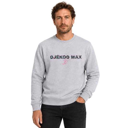 Sweat bio unisexe Bogolan gris porté par un homme avec imprimé Djêkoo Wax