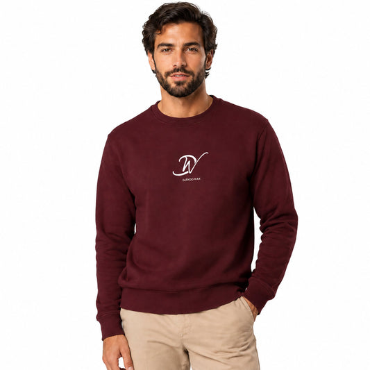 Homme portant un sweat bio unisexe Premium Plus 350g bordeaux avec logo Djêkoo Wax