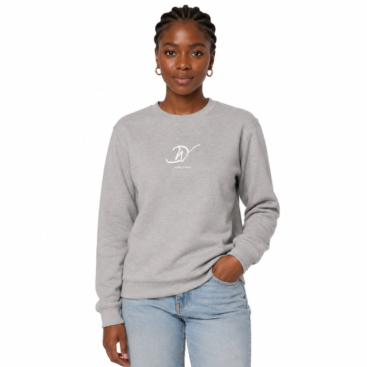 Femme portant un sweat bio unisexe Premium Plus 350g gris avec logo Djêkoo Wax