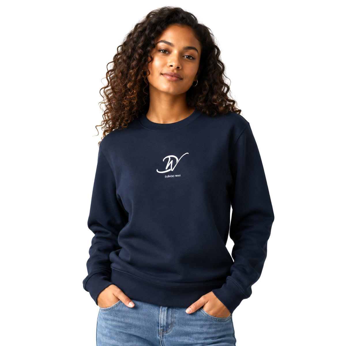 Femme portant un sweat bio unisexe Premium Plus 350g marine avec logo Djêkoo Wax