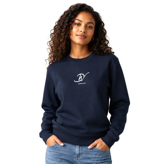 Femme portant un sweat bio unisexe Premium Plus 350g marine avec logo Djêkoo Wax