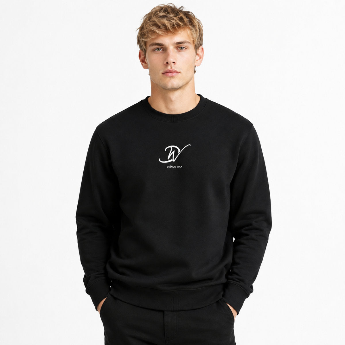 Homme portant un sweat bio unisexe Premium Plus 350g noir avec logo Djêkoo Wax