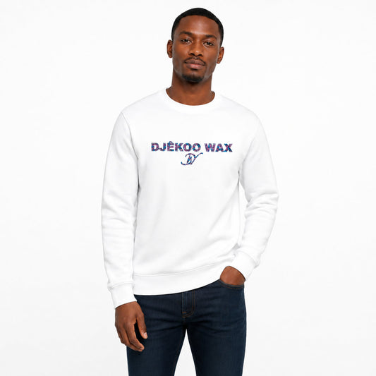 Homme portant un sweat bio unisexe blanc avec motif wax Fleurs de Mariage Djêkoo Wax