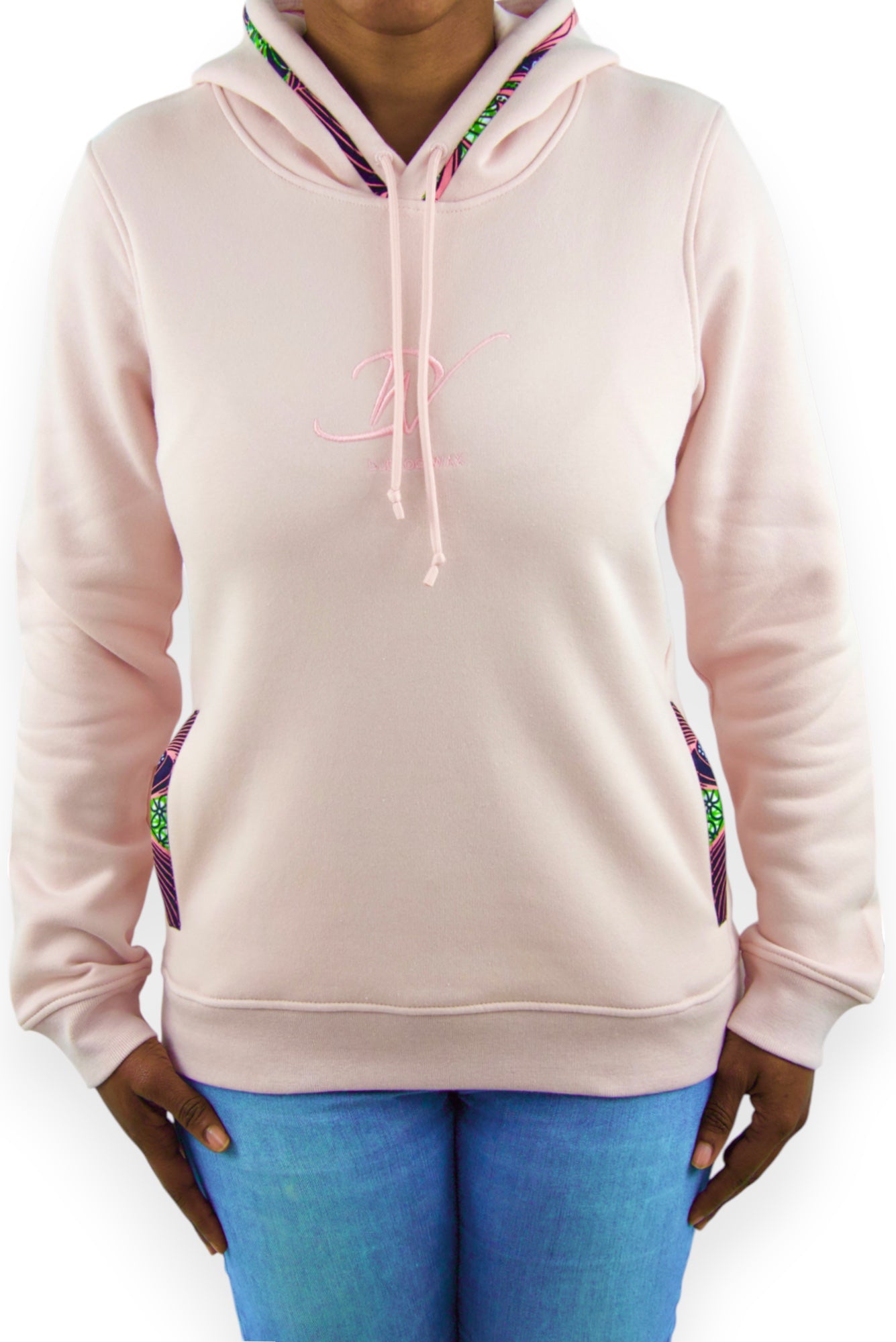 Sweat à capuche bio femme rose avec empiècements en wax véritable vu de face Djêkoo Wax