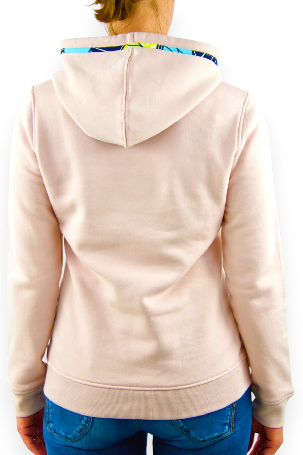 Sweat à capuche bio femme rose en wax véritable avec broderie blanche Djêkoo Wax – vue de dos