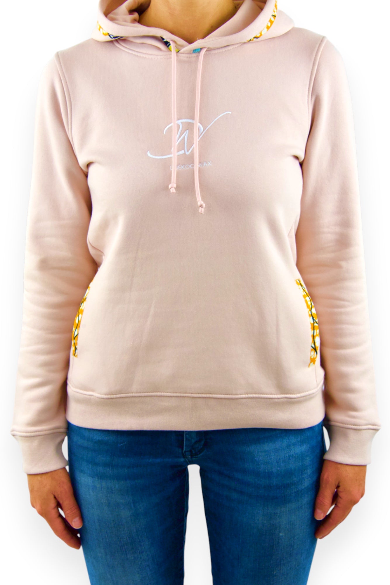 Sweat à capuche bio femme rose en wax véritable avec broderie blanche Djêkoo Wax porté de face