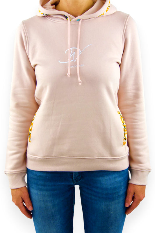 Sweat à capuche bio femme rose en wax véritable avec broderie blanche Djêkoo Wax porté de face