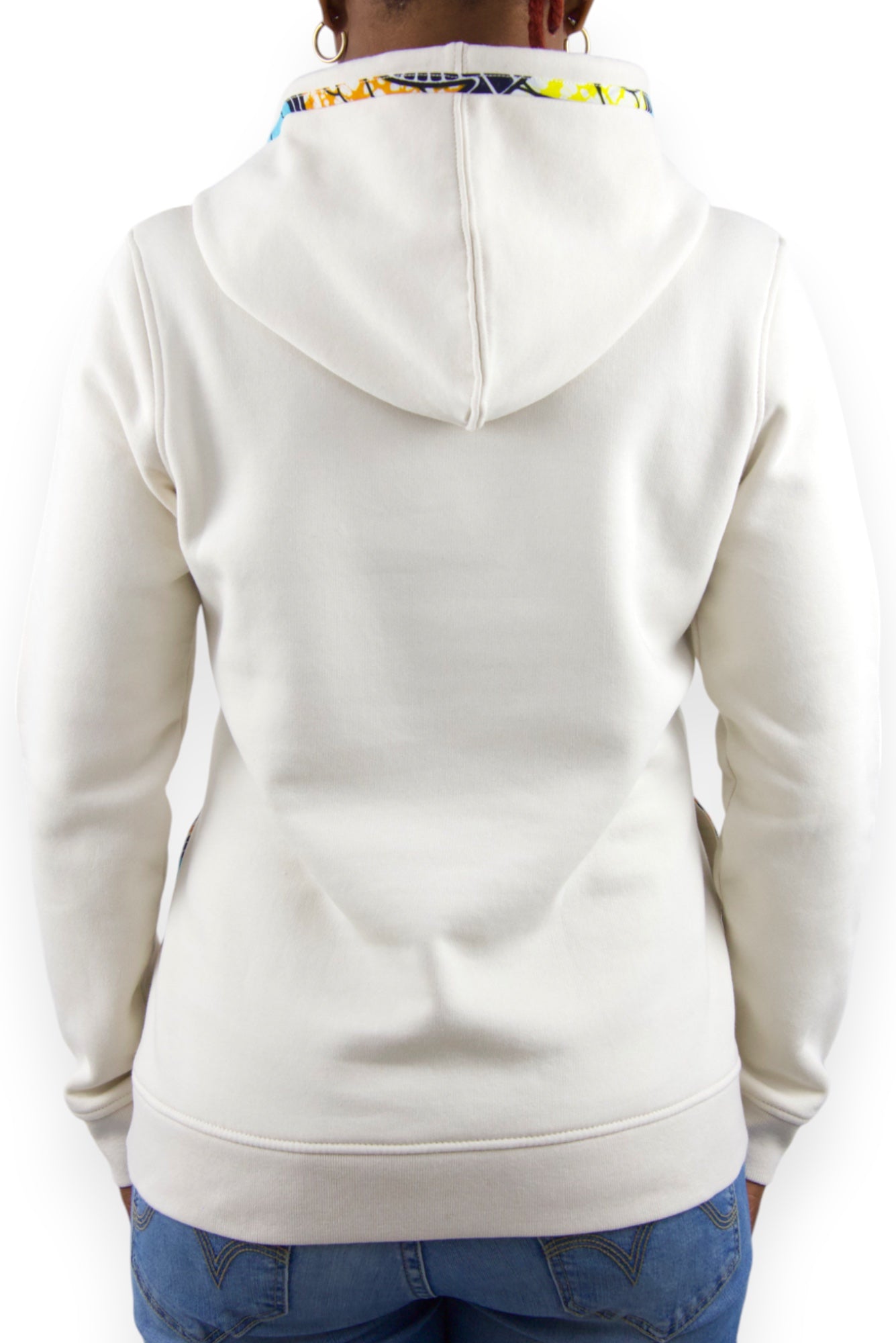 Vue de dos du sweat à capuche bio femme blanc cassé en wax véritable - Djêkoo Wax