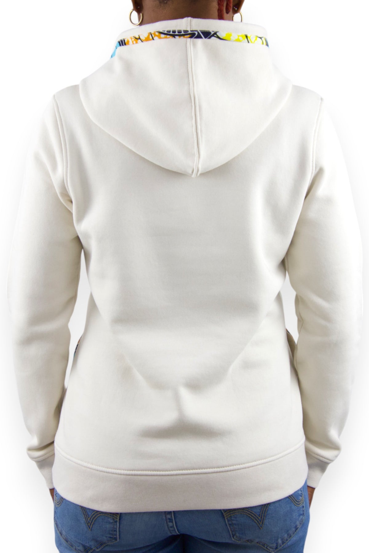 Vue de dos du sweat à capuche bio femme blanc cassé en wax véritable - Djêkoo Wax