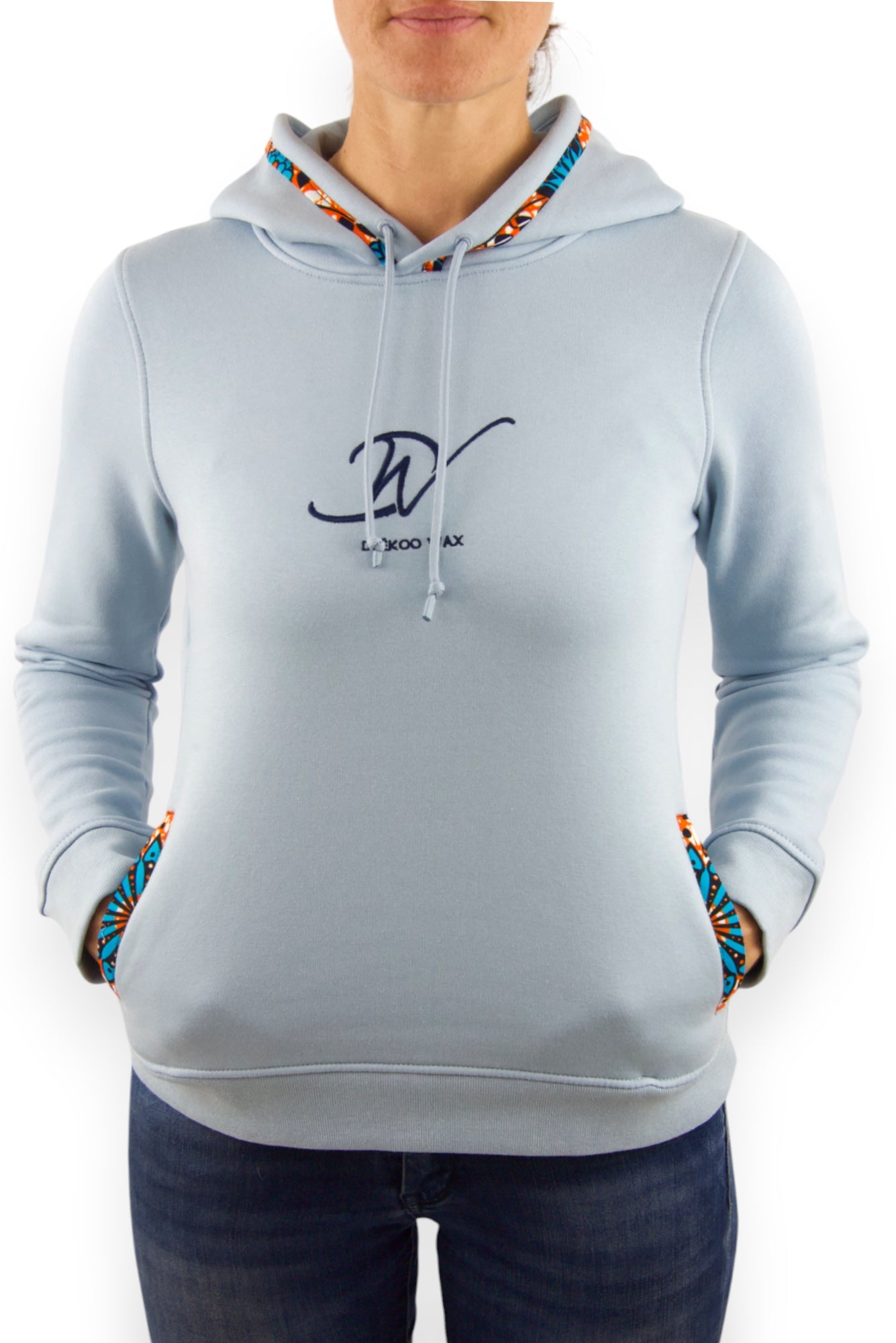 Sweat à capuche bio femme bleu ciel en wax véritable, modèle unique Djêkoo Wax, vue de face