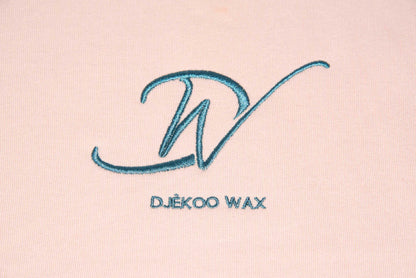Détail de la broderie verte Djêkoo Wax sur sweat à capuche bio femme rose en wax véritable