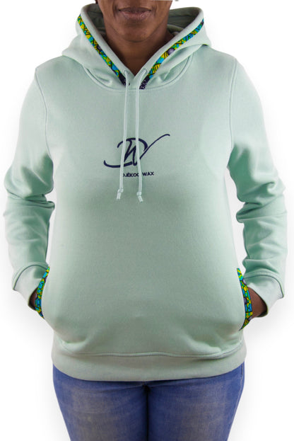 Sweat à capuche bio femme en wax véritable modèle unique vert sauge porté de face - Djêkoo Wax
