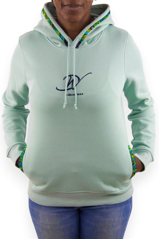 Sweat à capuche bio femme en wax véritable modèle unique vert sauge porté de face - Djêkoo Wax