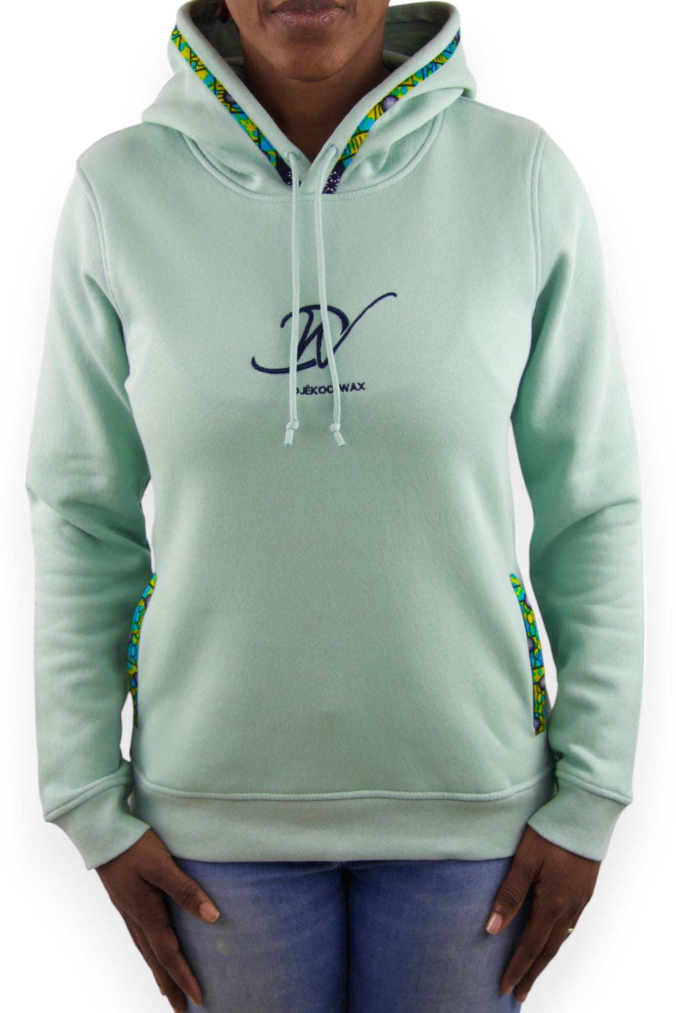 Sweat à capuche bio femme vert sauge en wax véritable vue de face avec broderie bleu navy - Djêkoo Wax