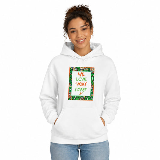 Femme portant un sweat à capuche blanc avec motif wax We Love Ivory Coast Djêkoo Wax
