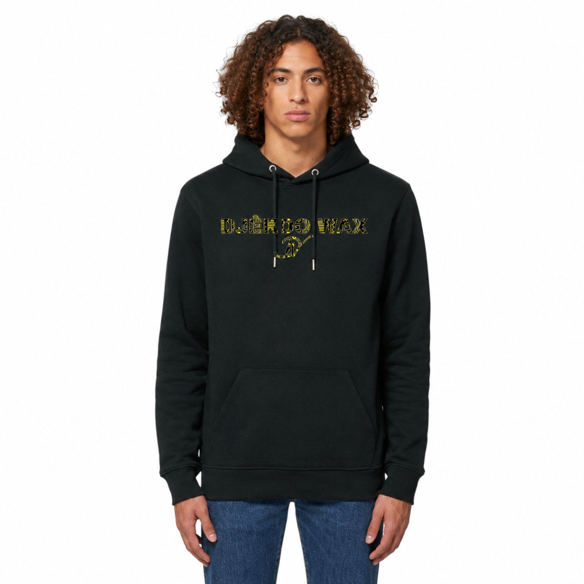 Homme portant un Sweat à capuche bio unisexe noir avec motif Bogolan jaune porté