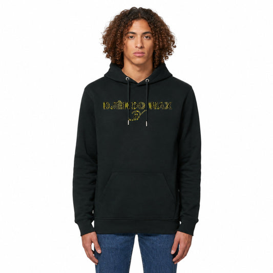 Homme portant un Sweat à capuche bio unisexe noir avec motif Bogolan jaune porté