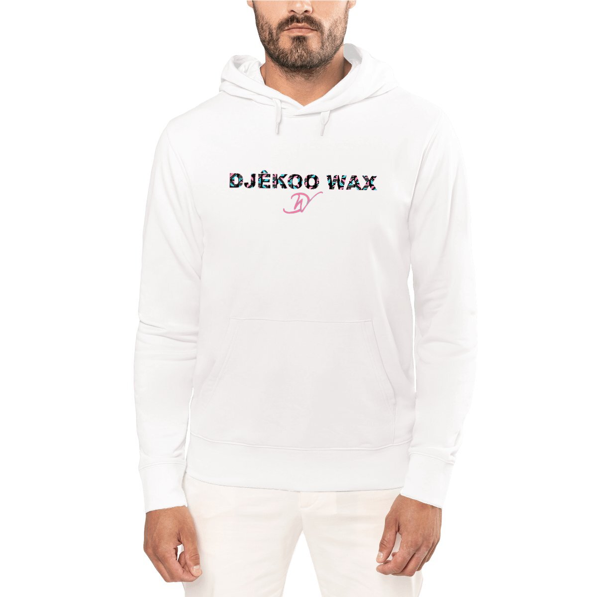 Homme portant un sweat à capuche unisexe bio blanc avec lettrage DJÊKOO WAX rempli de motifs Bogolan noir, turquoise et rose, monogramme DW cursif rose et poche kangourou - Style africain premium

