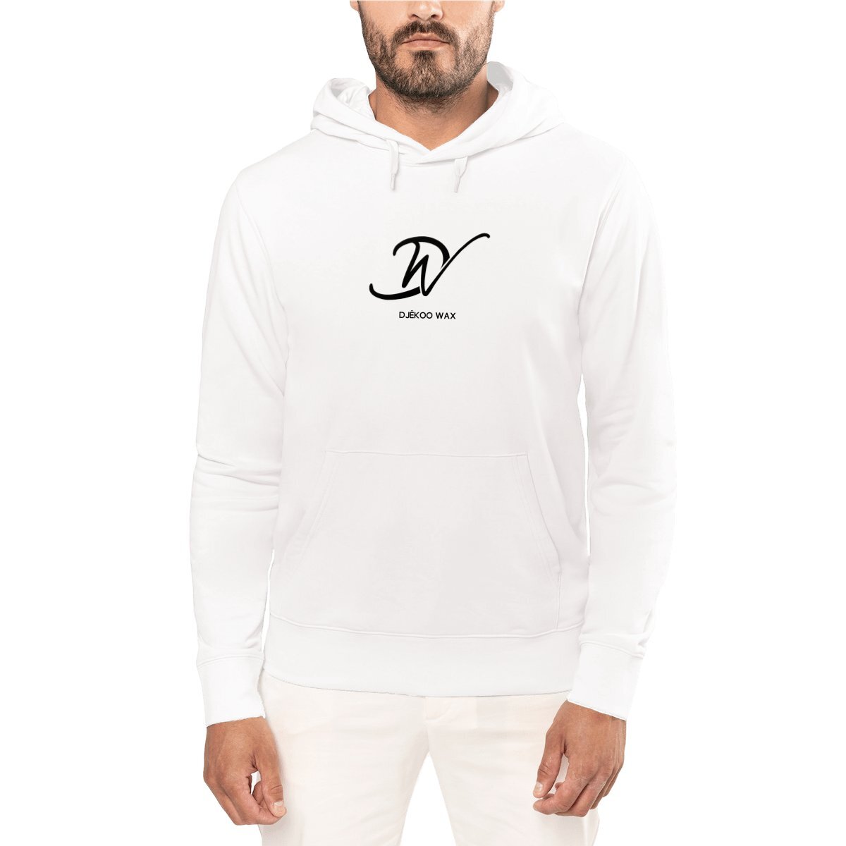 Homme portant un sweat à capuche unisexe bio blanc avec monogramme DW cursif noir centré poitrine et inscription DJÊKOO WAX et poche kangourou - Djêkoo Wax