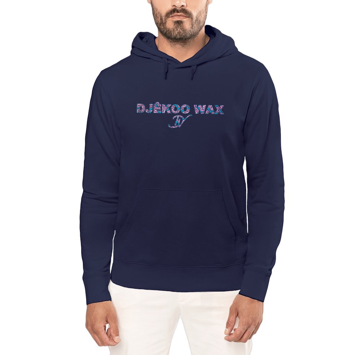 Homme portant un sweat à capuche unisexe bio bleu navy avec lettrage DJÊKOO WAX rempli de motifs wax fleurs de mariage rose fuchsia, bleu turquoise et violet et monogramme DW cursif - Djêkoo Wax
