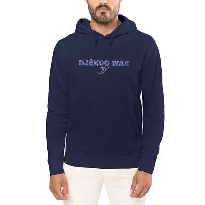 Homme portant un sweat à capuche unisexe bio bleu navy avec lettrage DJÊKOO WAX rempli de motifs wax fleurs de mariage rose fuchsia, bleu turquoise et violet et monogramme DW cursif - Djêkoo Wax