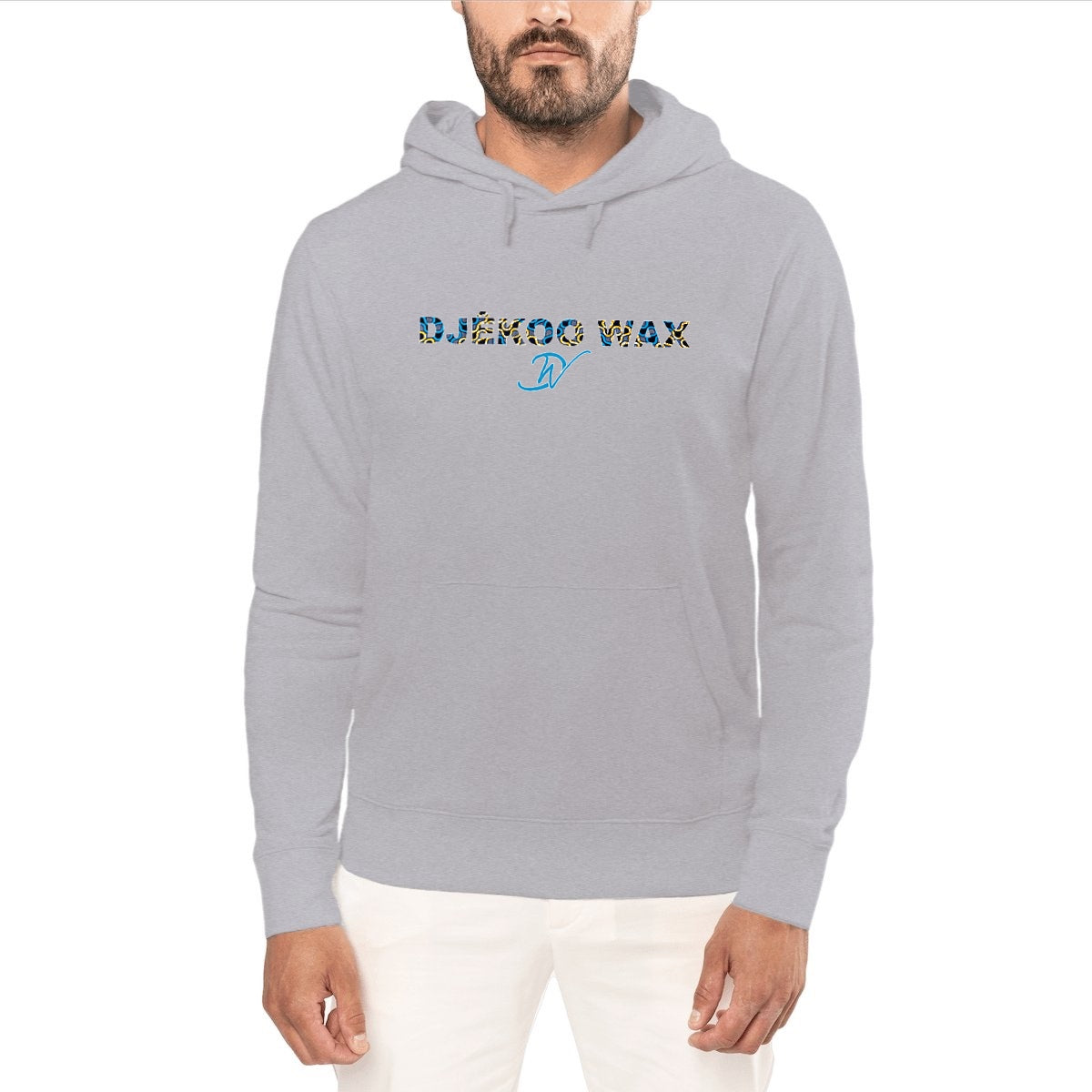 Homme portant un sweat à capuche unisexe bio gris clair avec lettrage DJÊKOO WAX rempli de motifs wax bleu, jaune et noir et monogramme DW cursif bleu turquoise - Mode africaine premium