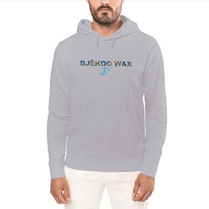 Homme portant un sweat à capuche unisexe bio gris clair avec lettrage DJÊKOO WAX rempli de motifs wax bleu, jaune et noir et monogramme DW cursif bleu turquoise - Mode africaine premium