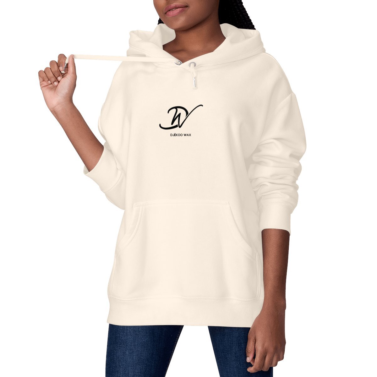 Femme portant un sweat à capuche unisexe bio ivoire à plat avec monogramme DW cursif noir centré poitrine et inscription DJÊKOO WAX et poche kangourou - Mode premium éco-responsable
