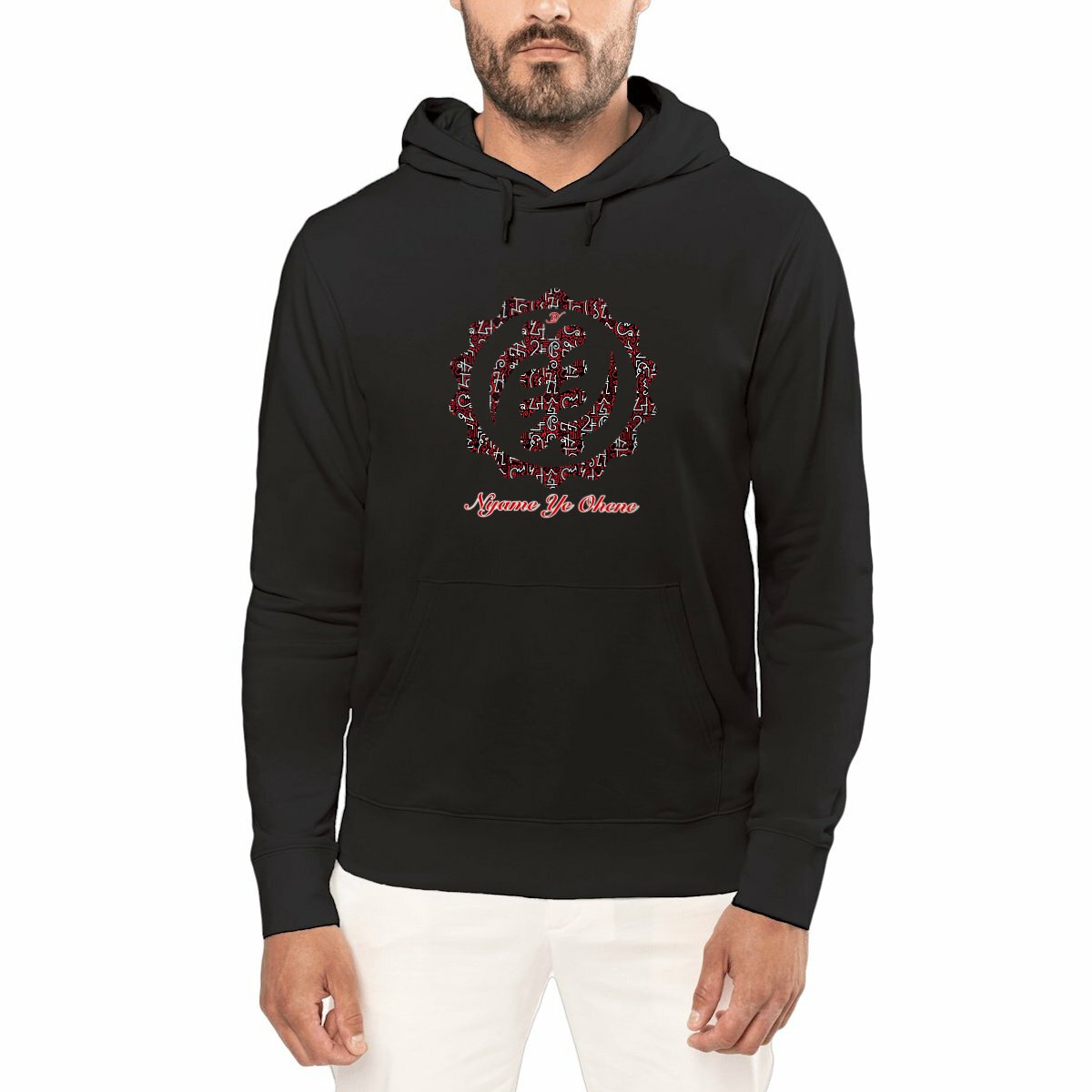 Homme portant un sweat à capuche unisexe noir avec symbole Adinkra Nyame Ye Ohene rempli de motifs bordeaux et inscription cursive rouge - Djêkoo Wax