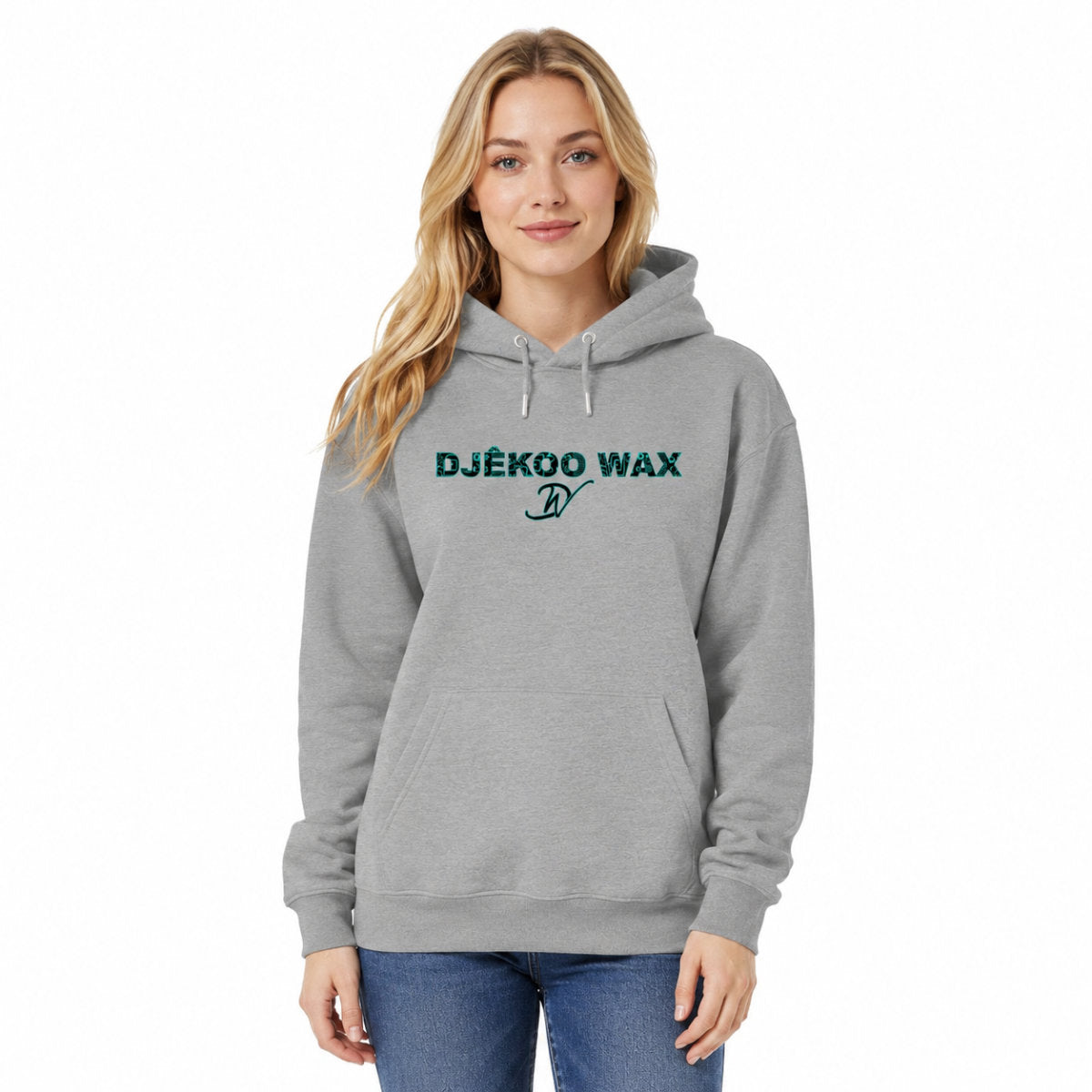Sweat à capuche unisexe Bogolan vert gris en coton bio porté par un modèle femme