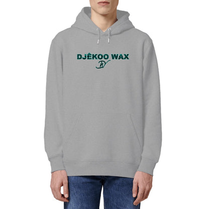 Homme portant un sweat à capuche unisexe gris clair avec lettrage DJÊKOO WAX rempli de motifs wax vert turquoise et noir et monogramme DW cursif - Djêkoo Wax